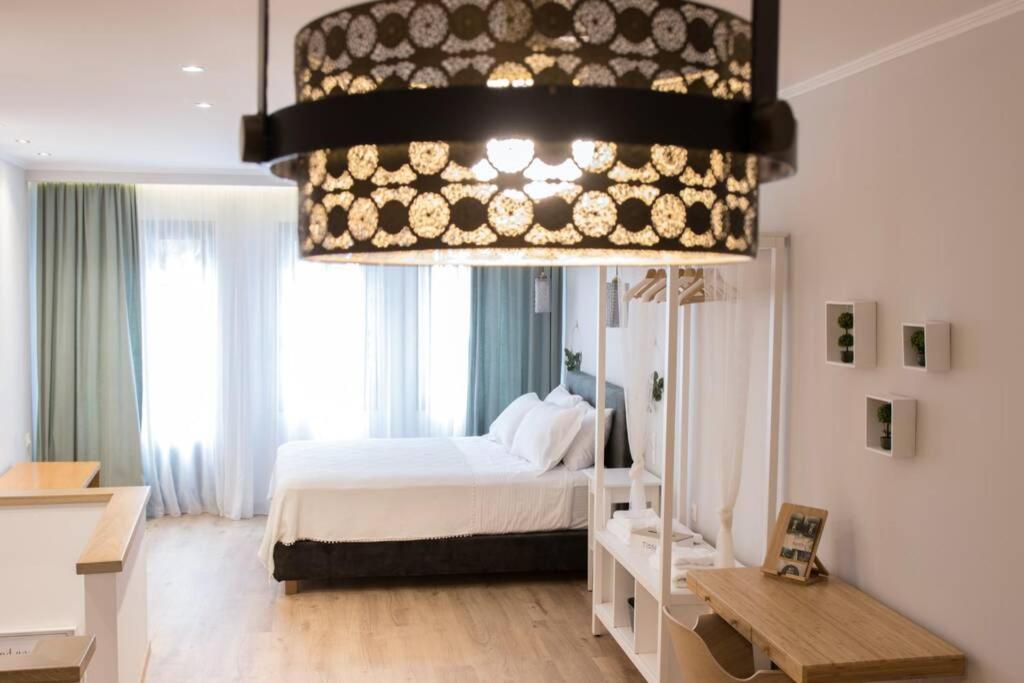 Postel nebo postele na pokoji v ubytování Isidorou Suite Xanthi