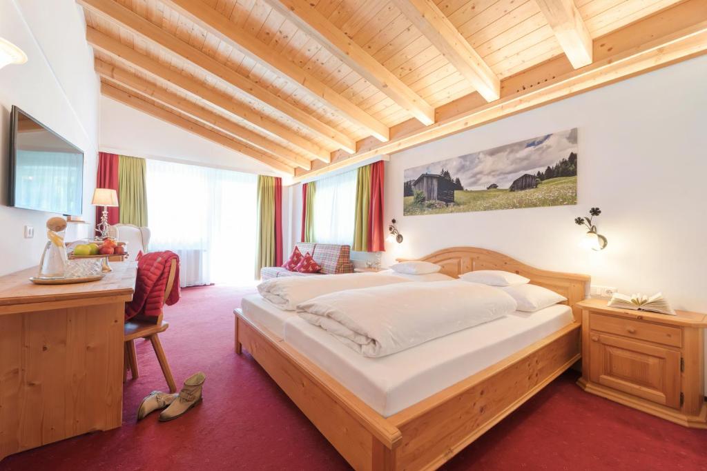 En eller flere senge i et værelse på Hotel Pettneuerhof