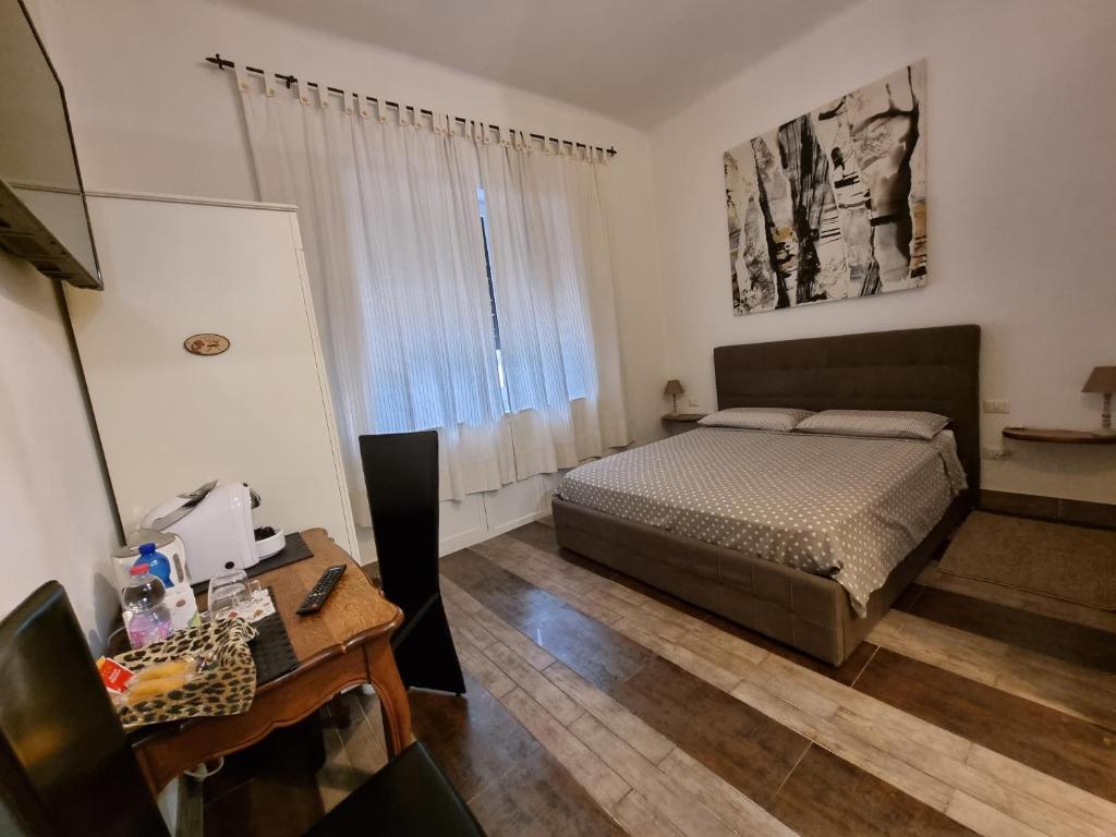 een slaapkamer met een bed en een bureau met een computer bij B&B Sansiromilano in Milaan
