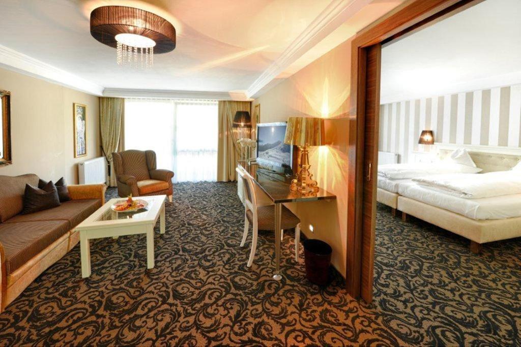Postel nebo postele na pokoji v ubytování Wellnesshotel Cervosa