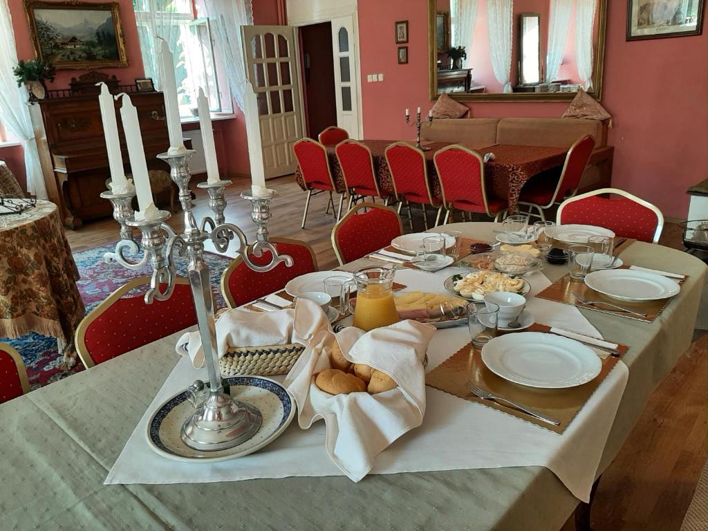 stół z talerzami i jedzeniem na górze w obiekcie Pałac Jastrowiec w mieście Jastrowiec