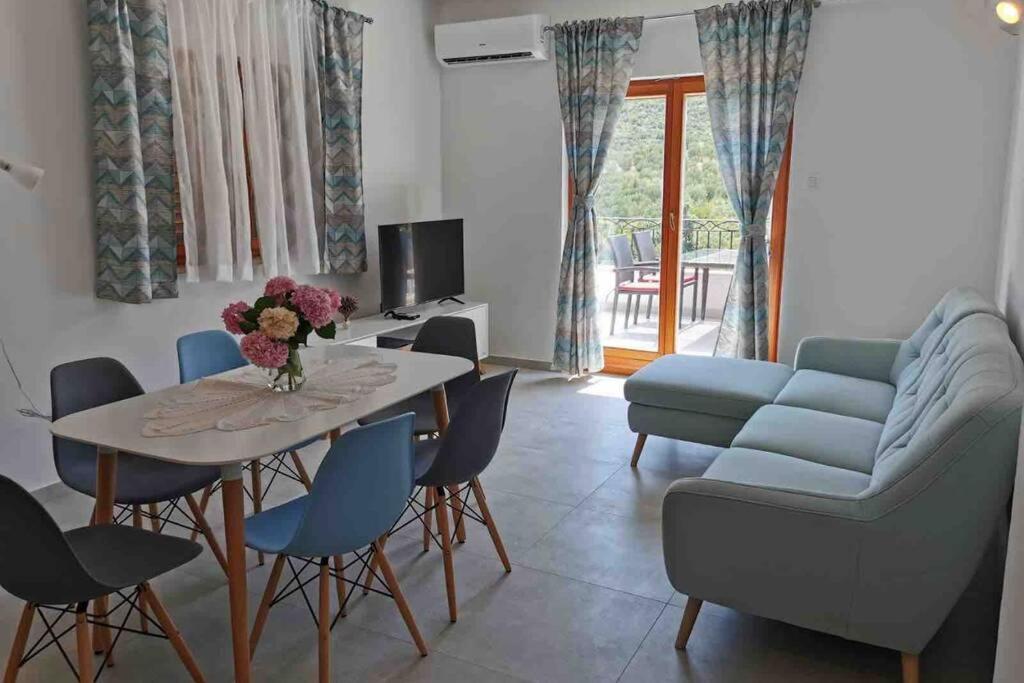 sala de estar con mesa, sillas y sofá en Deluxe apartman “ Koromačna”, en Korčula