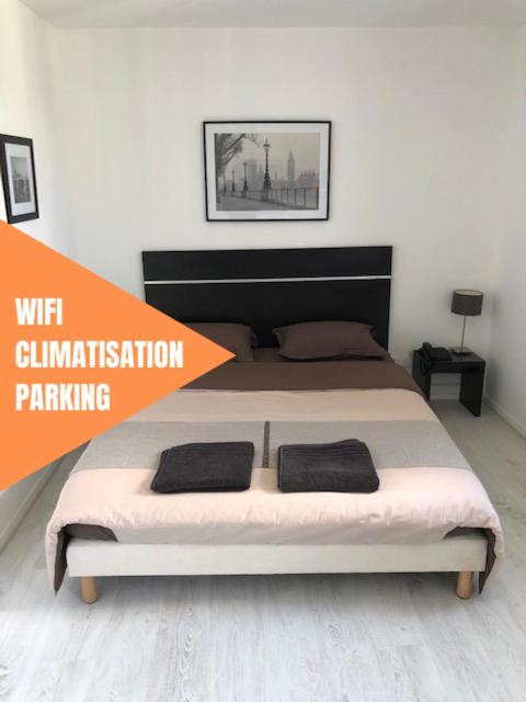 une chambre avec un lit avec deux serviettes dessus dans l'établissement Le Studio Saint Martin - Piscine & Spa - Aéroport, à Toulouse