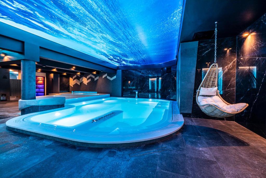 Bazén v ubytování Hotel Warszawa Spa & Resort nebo v jeho okolí