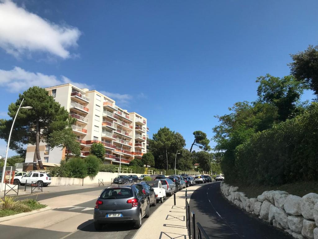 Une ligne de voitures garées sur le côté d'une rue dans l'établissement NAUZAN, à Vaux-sur-Mer