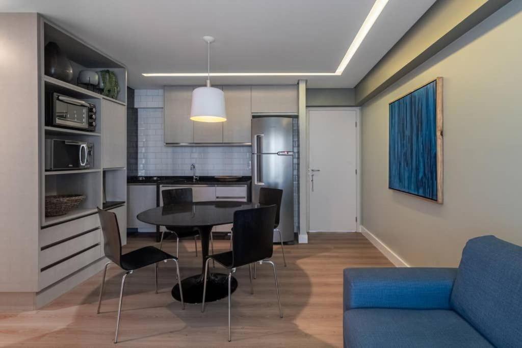 - une cuisine et une salle à manger avec une table et des chaises dans l'établissement HY Beach Flats - Santa Maria, à Récife