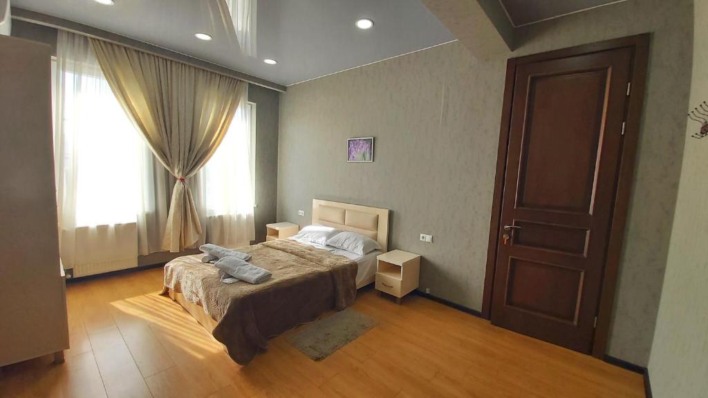 Postel nebo postele na pokoji v ubytování Gamarjoba Hotel