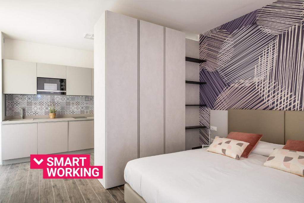 A bed or beds in a room at Appartamenti Ariosti a un passo da Piazza Maggiore