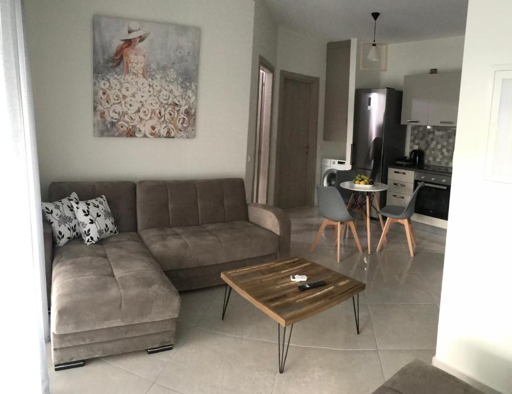 un soggiorno con divano e tavolo di Cyclops Luxury Apartments a Igoumenítsa