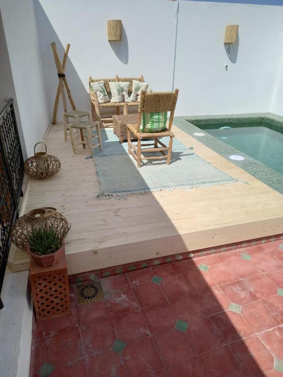 Bazén v ubytování Riad Dada Mouss & Suites nebo v jeho okolí