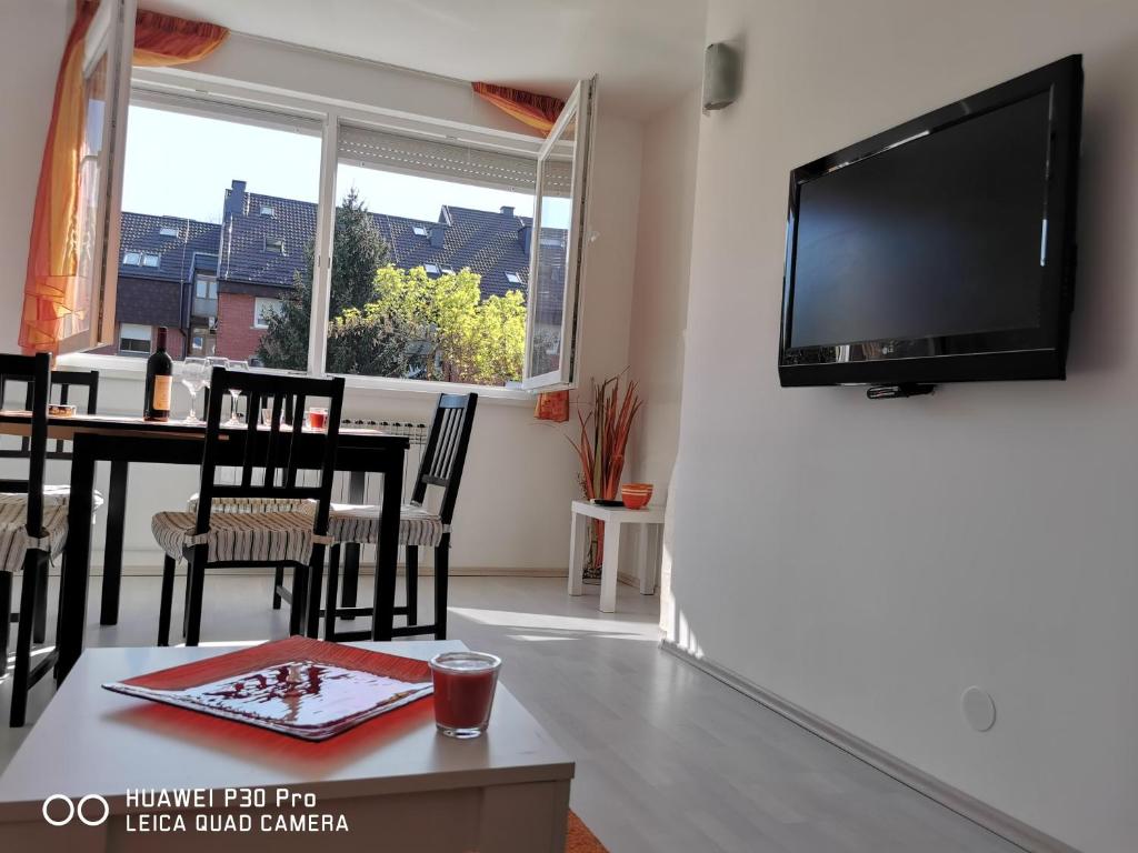TV a/nebo společenská místnost v ubytování City Lake Pearl #lake Jarun#green area#free parking#cafes, tram to city, markets#balcony&sunny&easy self check in 24-7