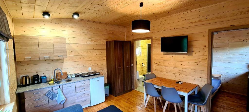 Kuchyň nebo kuchyňský kout v ubytování DOMKI We MGLE - Borsk