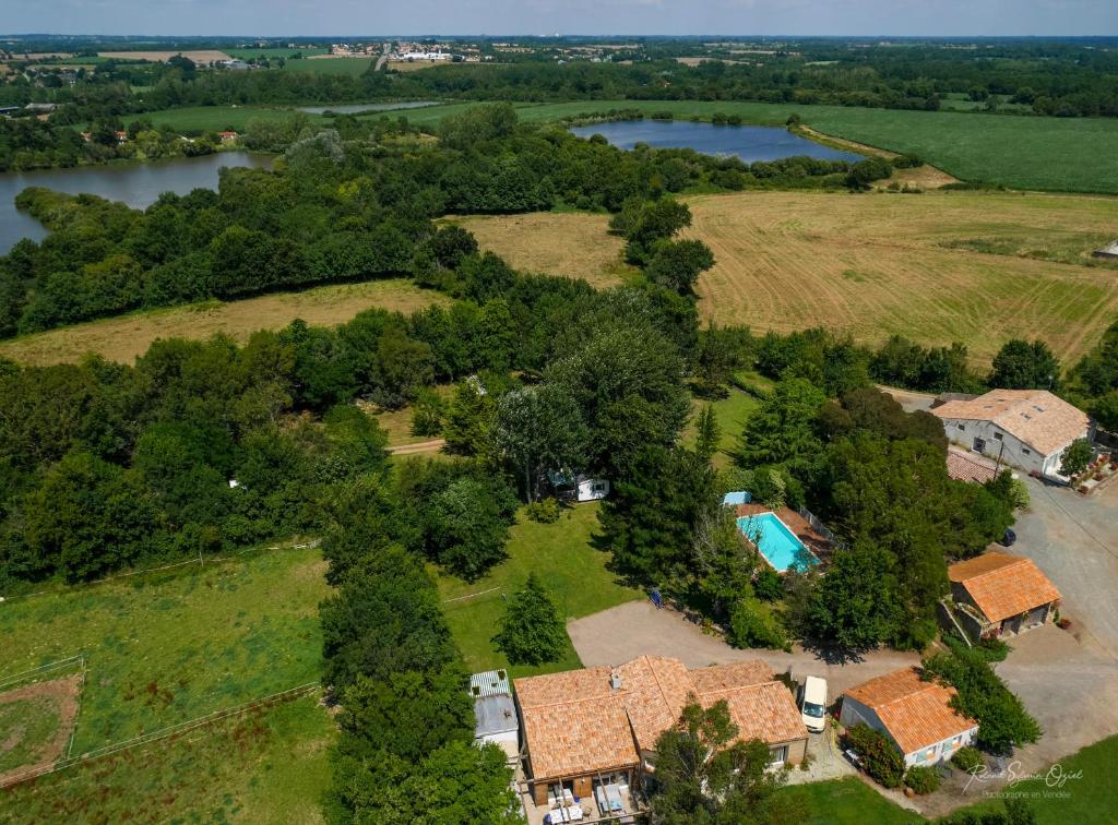 una vista aérea de una finca con una casa y un lago en Domaine les Rousselieres, en Olonne-sur-Mer