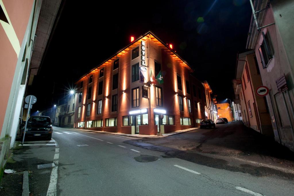 budynek po stronie ulicy w nocy w obiekcie Hotel Eridano w mieście Sannazzaro deʼ Burgondi