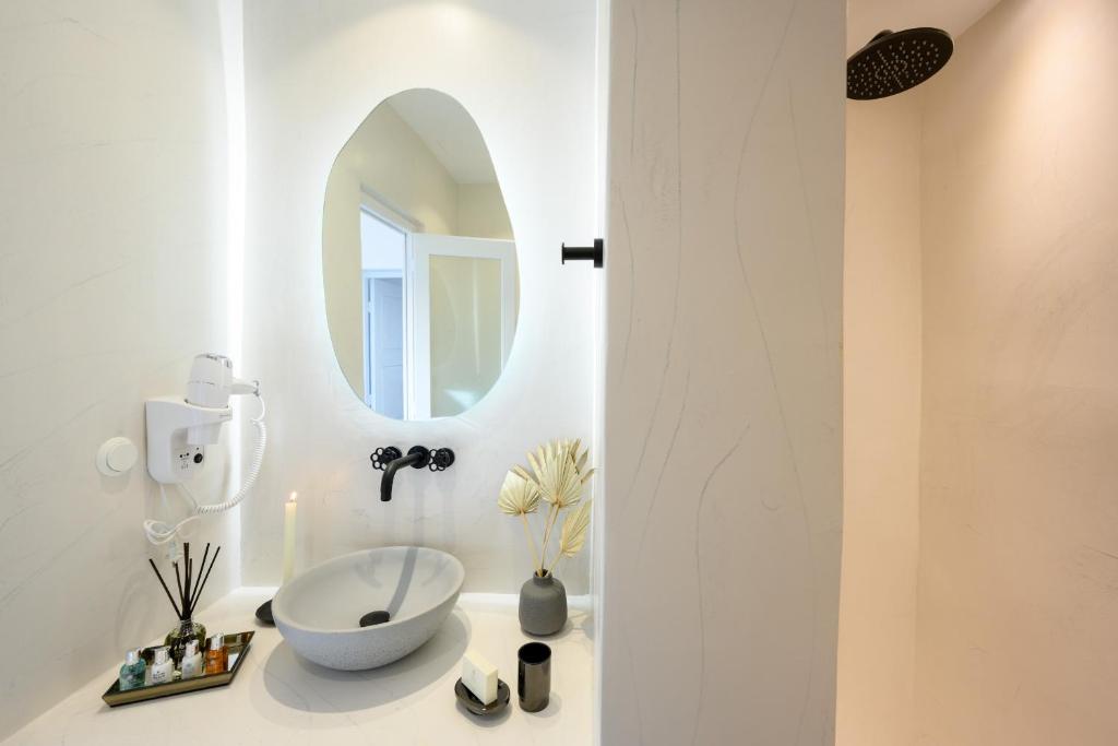 Ένα μπάνιο στο Cape Suite Oia