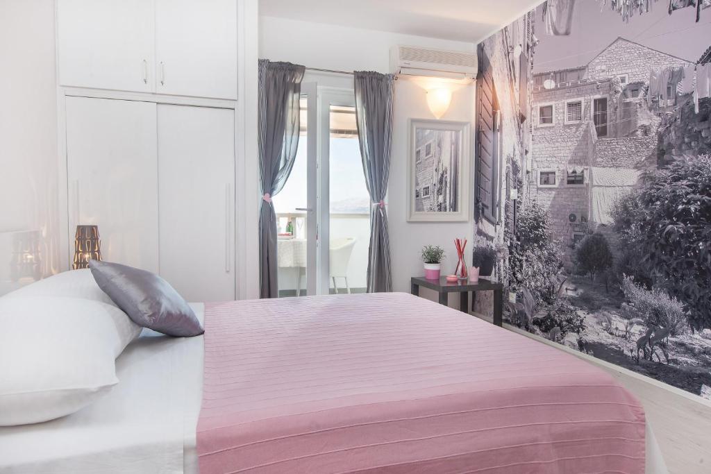 Un dormitorio con una cama grande y una ventana en Apartments Orka, en Promajna