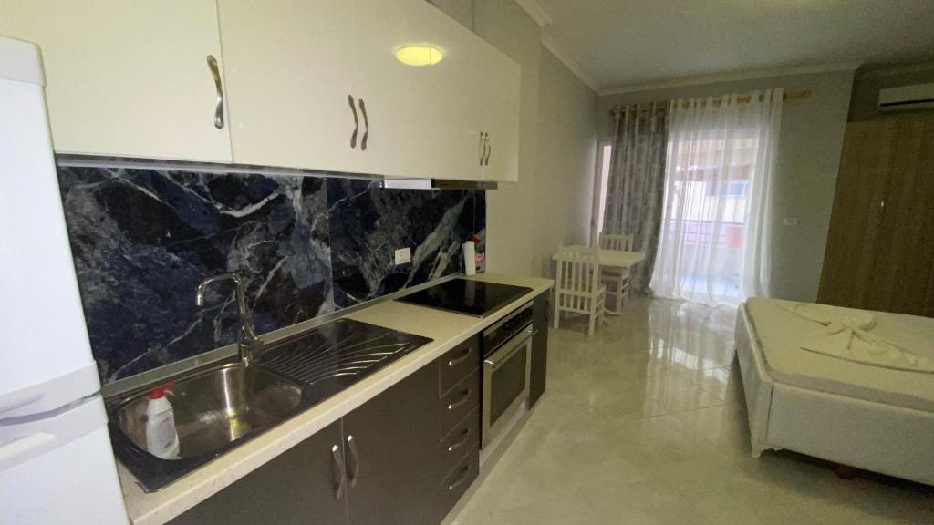 eine Küche mit einer Spüle und einer Arbeitsplatte in der Unterkunft Ami's Apartment in Sarandë