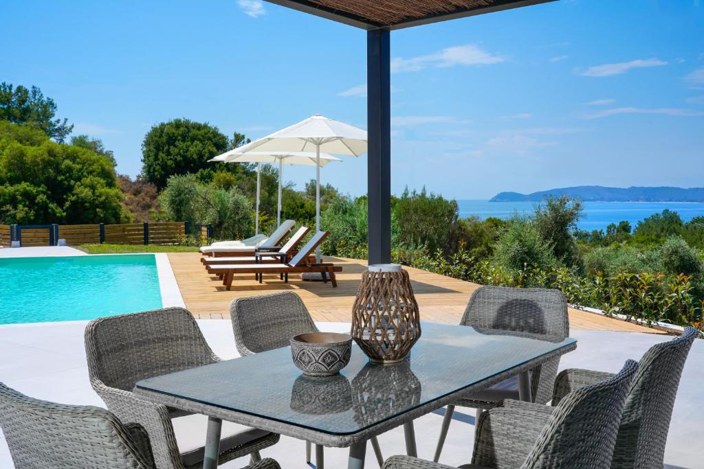 un tavolo con sedie e un vaso sopra di Videre Luxury Suites a Potos