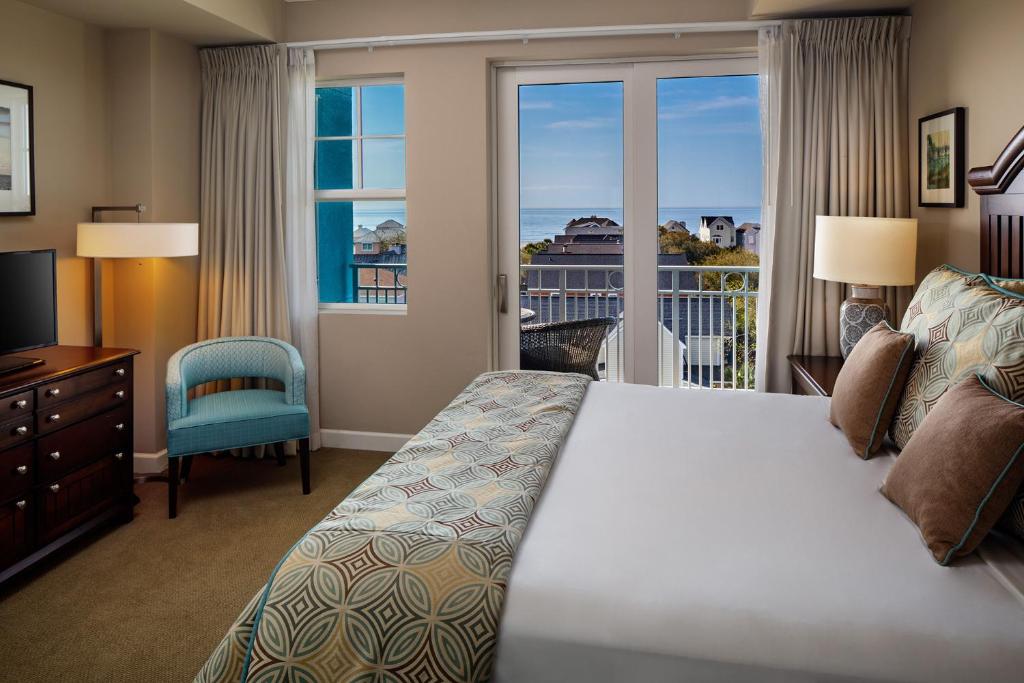 sypialnia z łóżkiem i oknem z widokiem w obiekcie Wild Dunes Resort - Residences at Sweetgrass w mieście Isle of Palms