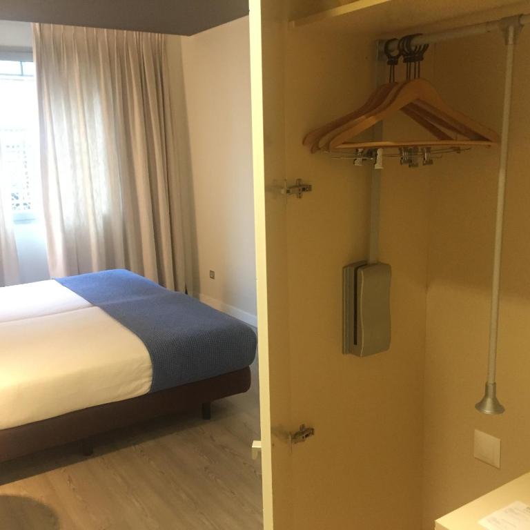 Postel nebo postele na pokoji v ubytování Suites Viena Plaza de España