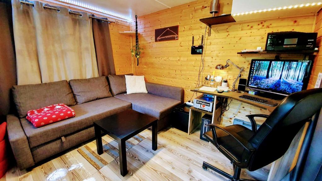 TV a/nebo společenská místnost v ubytování Chestnut's Little Chalet