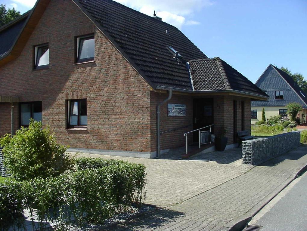 a brown brick house with a black roof at Ferienwohung Hanl - schöne FeWo mit 2 Schlafzimmern mit TV, Garten und großem Badezimmer in Wanderup