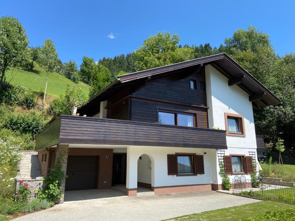 a house with a garage and a hill at Appartementhaus Lisa in Afritz