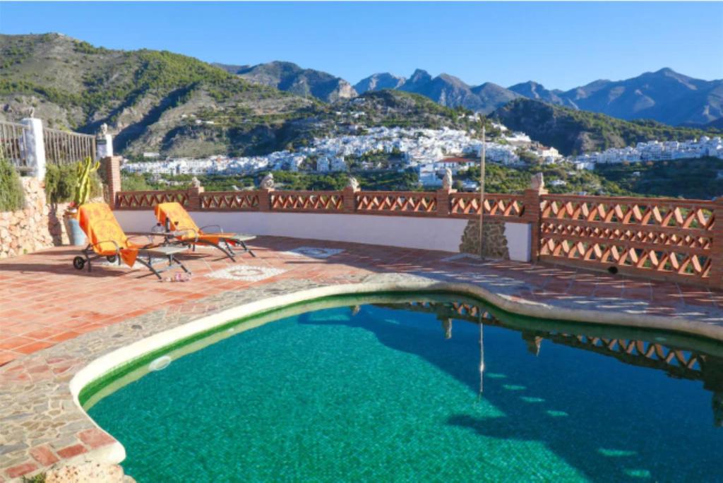 una piscina con vistas a las montañas en Casa Las Piedras, en Frigiliana