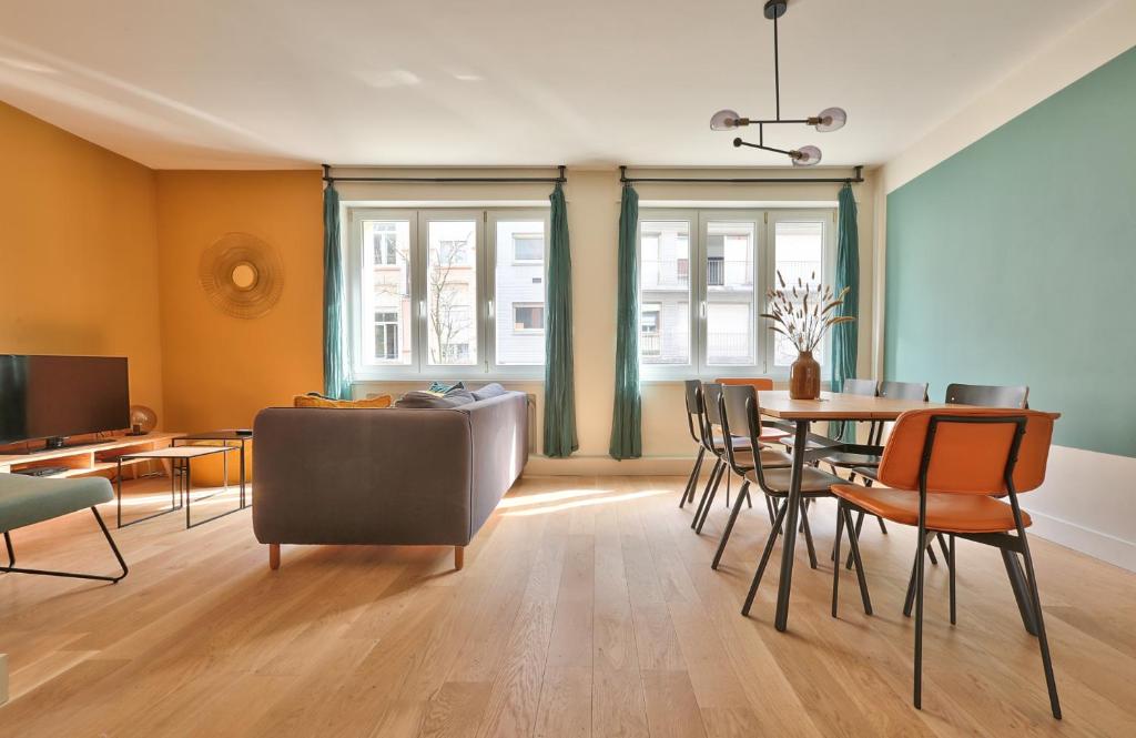 - un salon avec une table et des chaises dans l'établissement Appart Hypercentre, à Lille