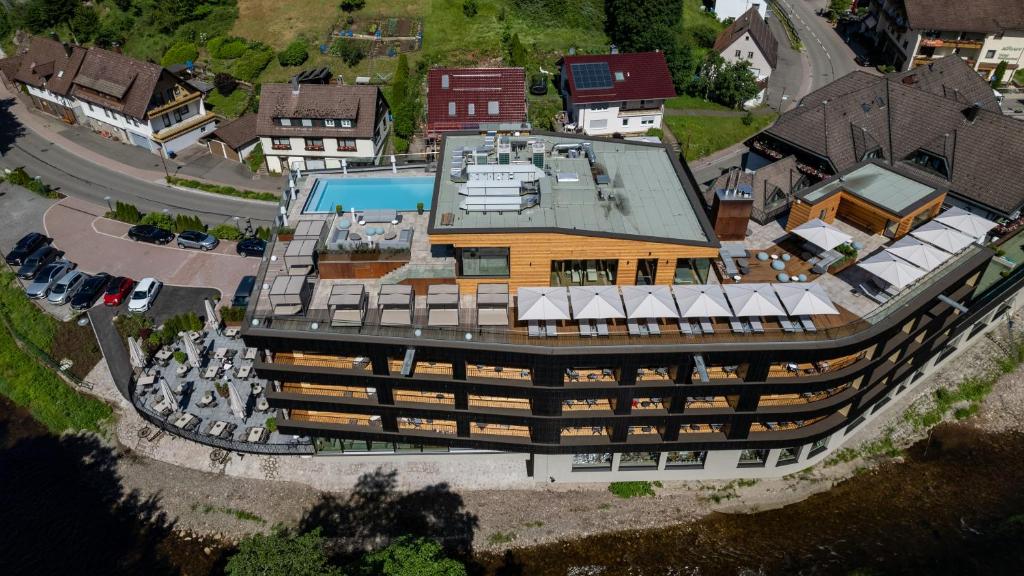 einen Blick über ein Gebäude mit Pool in der Unterkunft Genusshotel Sackmann in Baiersbronn