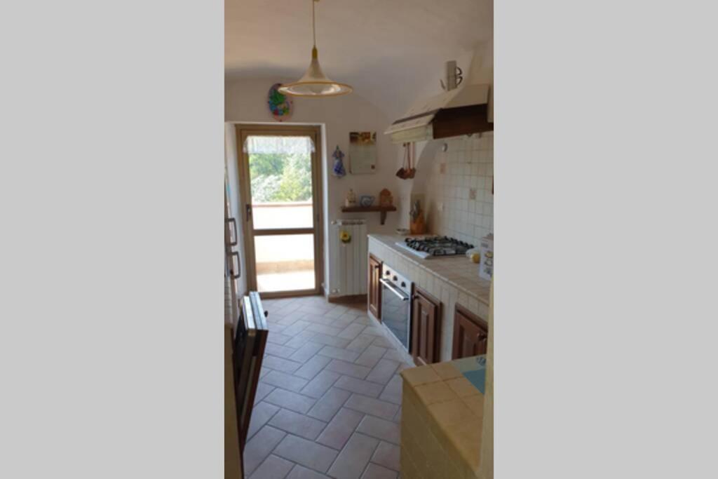 Kuchyňa alebo kuchynka v ubytovaní Casa vacanza Pegrini nel centro storico di Gavi