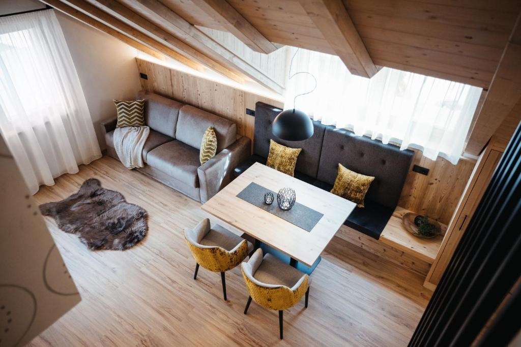 uma vista superior de uma sala de estar com uma mesa e um sofá em Alpine Chalet Sauter em San Vigilio Di Marebbe