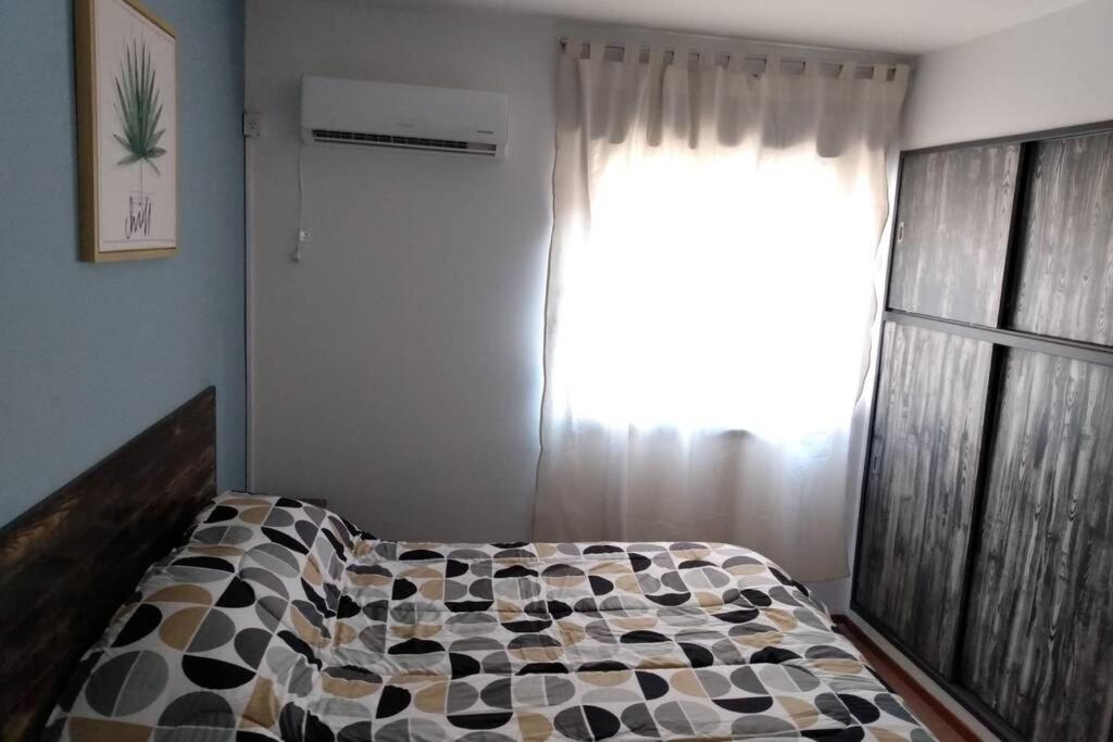 - une chambre avec un lit et une fenêtre dans l'établissement Luminoso Departamento - Sanatorio de la Mujer - Cochera opcional, à Rosario