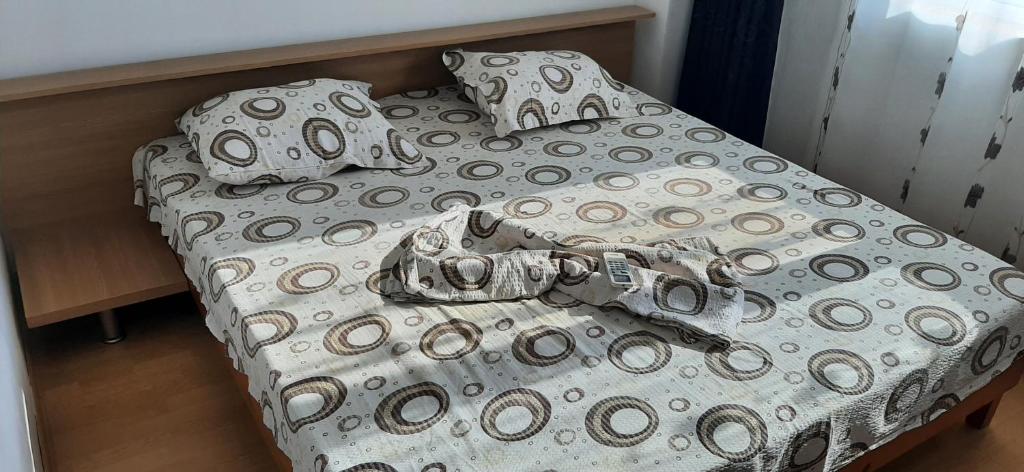 1 cama con almohadas y sábanas de lunares en Gabriel Apartment Sos Constantei Etaj 4 en Mangalia