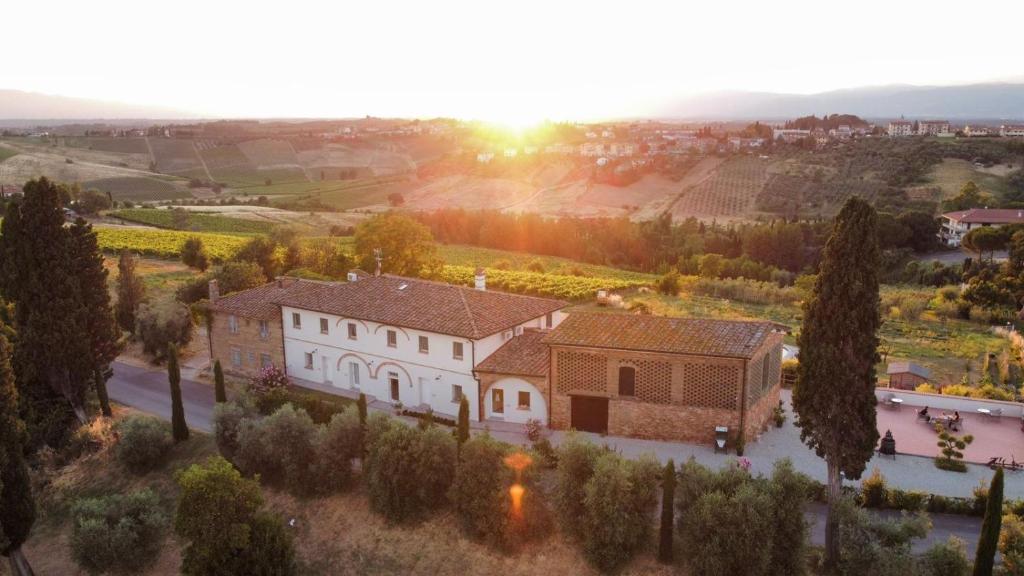 una vista aérea de una villa con un edificio en Agriturismo Villa Adimari en Cerreto Guidi