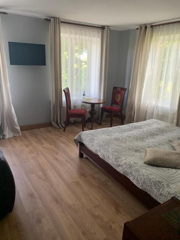 Postel nebo postele na pokoji v ubytování Pūteļkrogs