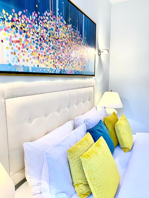Postel nebo postele na pokoji v ubytování MONDRIAN Luxury Suites & Apartments Market Square I