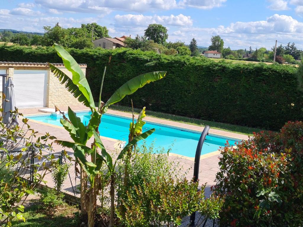 vista sulla piscina in giardino di PORT BAS a Brens