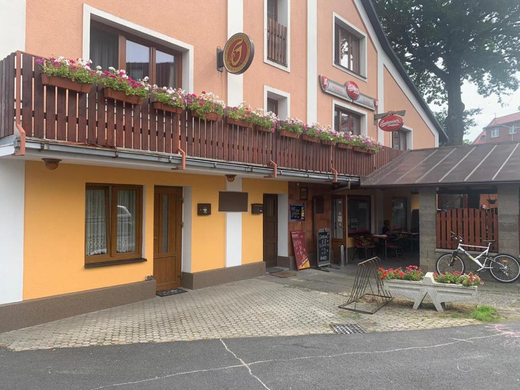 een gebouw met een balkon met bloemen erop bij Malý byt 1+1 in Karlsbad