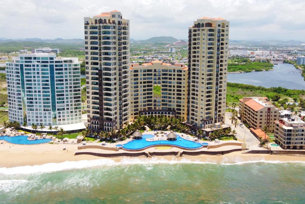 Una vista aérea de una playa con edificios altos. en Departamento en Gavias Grand Mazatlan 920 Torre Sur, en Mazatlán