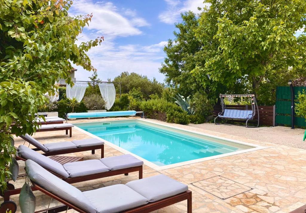 Fotografia z galérie ubytovania Villa Sunny Garden with private heated pool v destinácii Kaštela