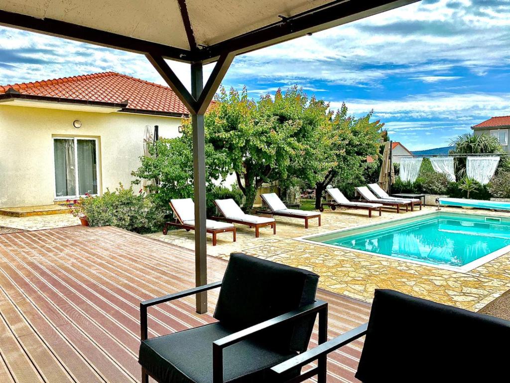 Fotografia z galérie ubytovania Villa Sunny Garden with private heated pool v destinácii Kaštela