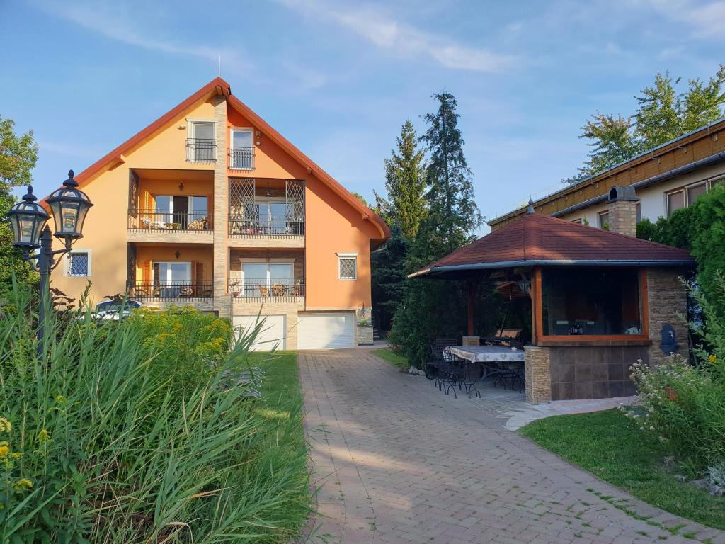 um edifício com um gazebo ao lado de uma estrada em Endrődi Apartman Lakás em Szántód