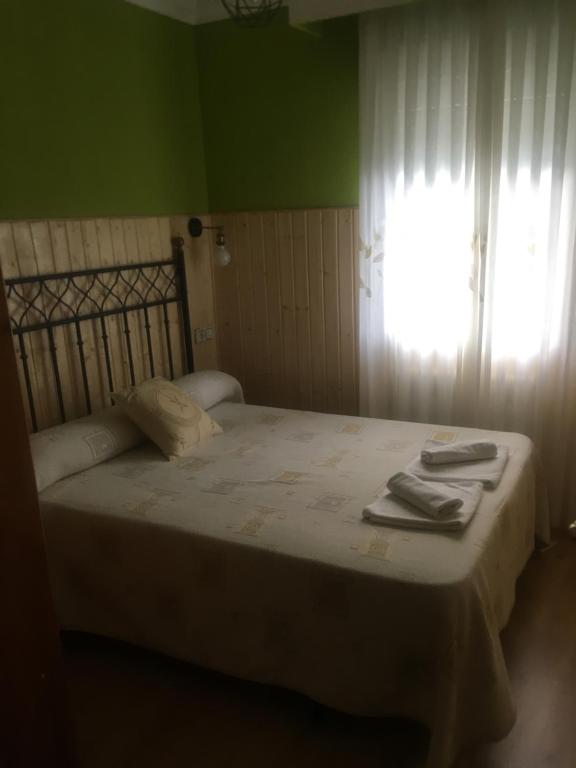 Postel nebo postele na pokoji v ubytování Hostal-Restaurante Fogón de Gredos