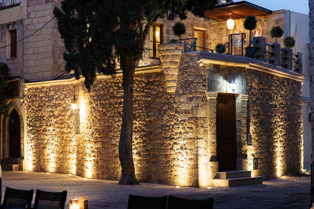 ロードス・タウンにあるChateau Anax Boutique Hotelの石造りの建物