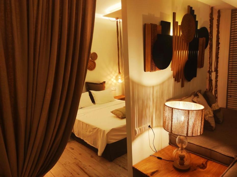 Postel nebo postele na pokoji v ubytování Karystion Hotel