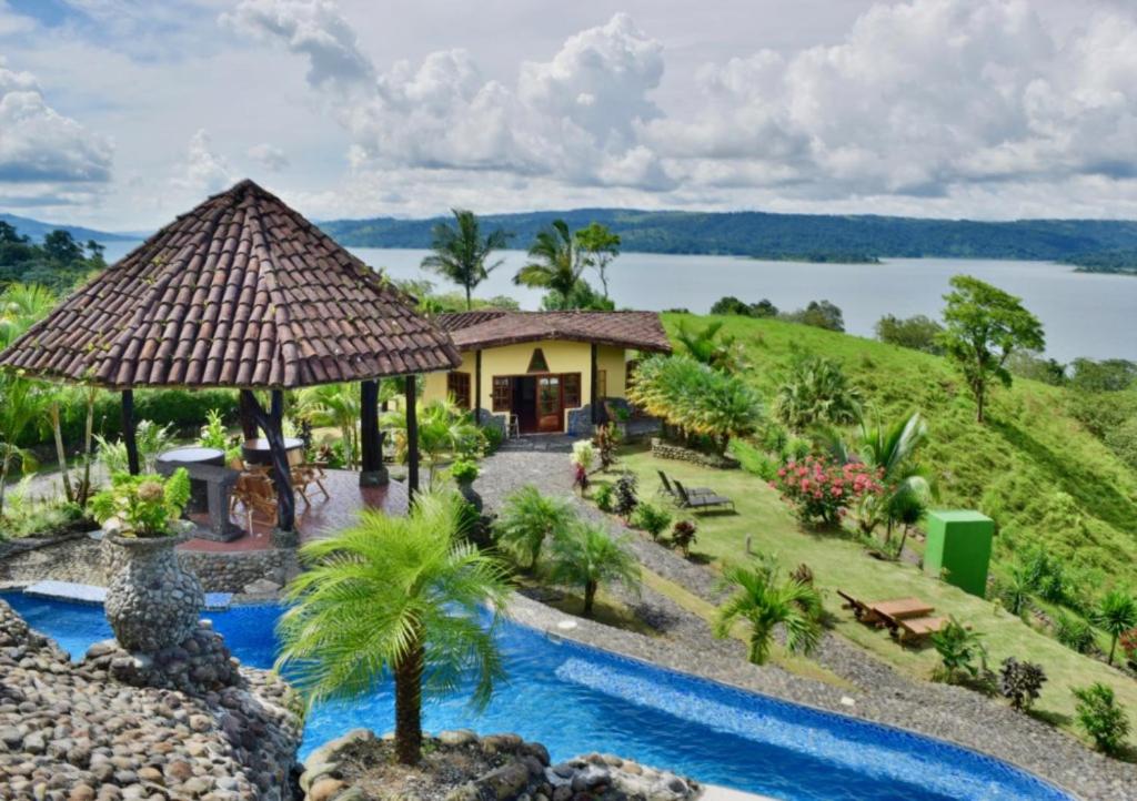 einen Luftblick auf ein Resort mit einem Pool in der Unterkunft Pie in the Sky 2 Luxury home with amazing views!!! in El Fosforo