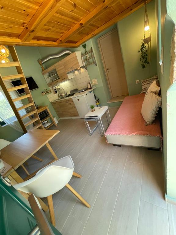 Habitación pequeña con cama y cocina en Maria`s Peaceful Nest, en La Canea