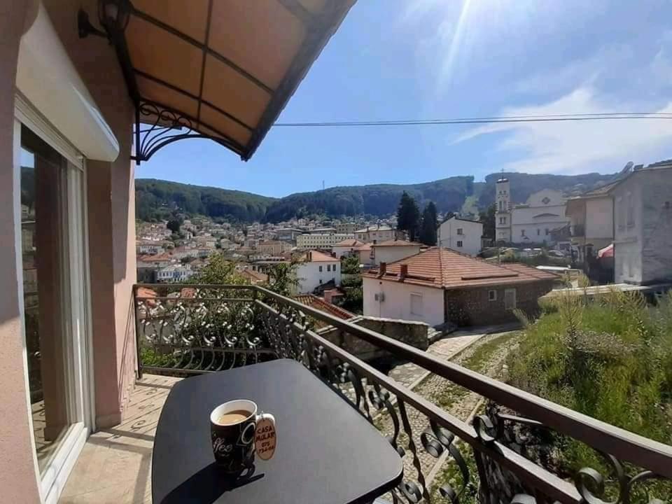 una taza de café en una mesa en un balcón en Casa Mular, en Kruševo