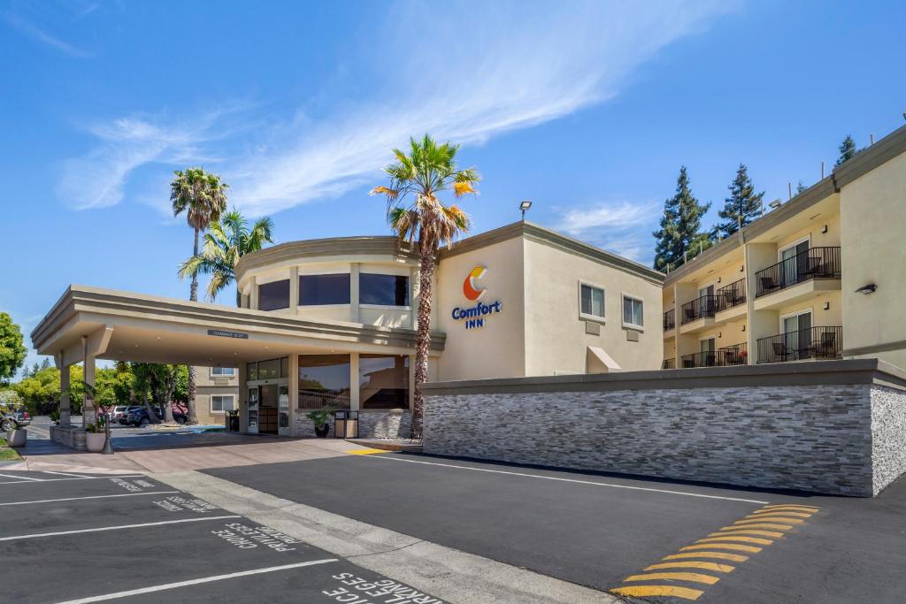 a rendering of the front of a hotel with a parking lot at Comfort Inn Sunnyvale - Silicon Valley in Sunnyvale